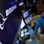 Logo de Boeing en unas pantallas en la Bolsa de Nueva York