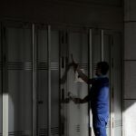 Un trabajador limpia los cristales de la sede de la Audiencia Nacional durante la crisis del coronavirus