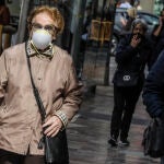 Una mujer pasea por la ciudad Valencia con mascarilla para protegerse del contagio por coronavirus dos días después de la suspensión de las Fallas, en Valencia (España), a 13 de marzo de 2020.CORONAVIRUS;COVID-19;FALLAS;Rober Solsona / Europa Press13/03/2020