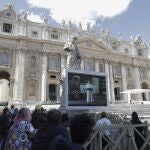El Papa Francisco rezando el Ángelus en una pantalla gigante en el Vaticano