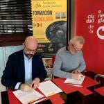 Los directores generales de la Fundación Ciuden, Arsenio Terrón; y de Santa Bárbara, Manuel Álvarez, suscriben el acuerdo