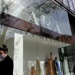Una mujer con mascarilla pasa junto al escaparate de la tienda Zara de la Calle Princesa de Madrid del grupo Inditex, tras el anuncio de este grupo del cierre de todas sus tiendas temporalmente en Madrid, La Rioja, Vitoria y Miranda de Ebro por la crisis del coronavirus, en Madrid (España) a 13 de marzo de 2020.13 MARZO 2020 COVID-19;PANDEMIA;TIENDA;ENFERMEDADEduardo Parra / Europa Press13/03/2020