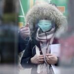 Imagen de una mujer que espera para recibir el test del coronavirus