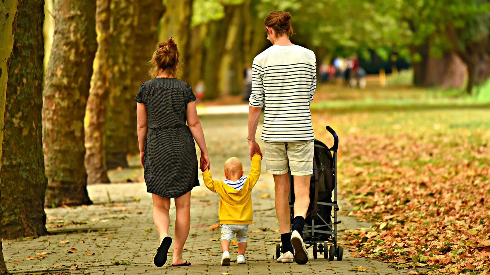 padre y madre con hijo