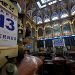 GRAF6125. MADRID, 13/03/2020.- La Bolsa española, que rebotaba casi un 6 % en la apertura de este viernes, se desinfla y reduce las ganancias iniciales al 3,93 %, y ello un día después de sufrir la peor sesión de su historia, con una caída del 14,06 %, ante el nerviosismo por las consecuencias económicas del coronavirus. EFE/Fernando Alvarado