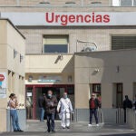 Varias personas cerca de la puerta de Urgencias del Hospital Gregorio Marañón en una imagen de archivo