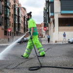 El Ayuntamiento incrementa al máximo los baldeos en las calles y añade desinfectantes en la limpieza