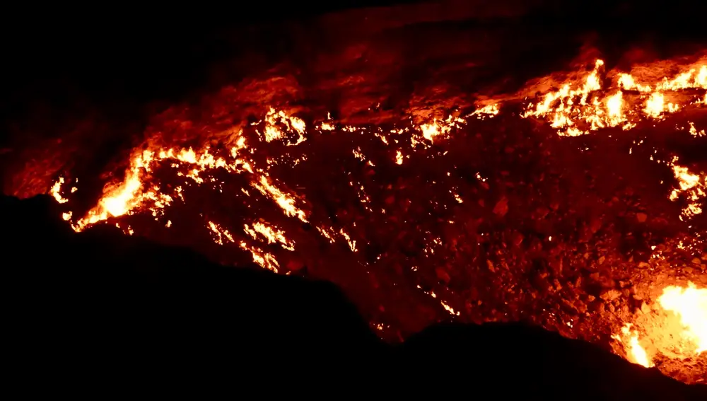 Las puertas del infierno brillan durante la noche.