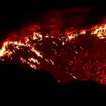 Las puertas del infierno brillan durante la noche.