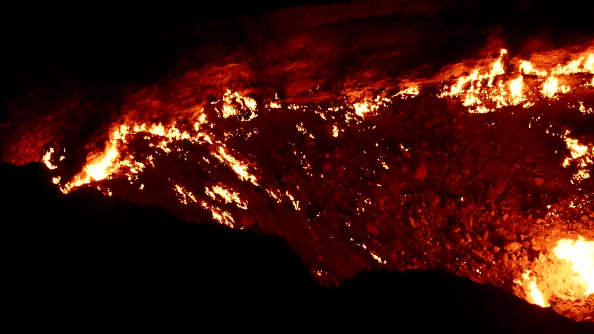 Las puertas del infierno brillan durante la noche.