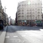 Vista inusual de la Gran Vía en Madrid prácticamente desierta, este domingo, tras el Real Decreto que establece las medidas del estado de alarma para hacer frente a la pandemia del Covid-19.