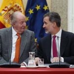 GRAF7296. MADRID, 15/03/2020.- Fotografía de archivo, tomada el 14/05/2019, del rey Felipe VI (d) junto a su padre, el rey emérito Juan Carlos I, durante la reunión del patronato de la Fundación Cotec. Felipe VI ha renunciado a la herencia que personalmente le pudiera corresponder de su padre, don Juan Carlos, así como a cualquier activo, inversión o estructura financiera cuyo origen pueda no estar en consonancia con la legalidad o con criterios de rectitud. EFE/Archivo/Paco Campos