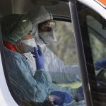Un equipo médico sale del hospital en una ambulancia para una urgencia
