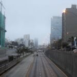 Vista de una avenida casi vacía este lunes en Lima (Perú)