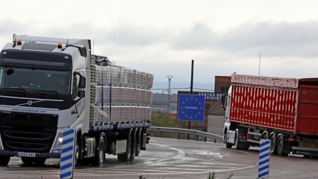 Dos camiones transitan por la carretera fronteriza hispanoluso de Fuentes de Oñoro (Salamanca) y Vilar Formoso. Portugal anuncia que se limitarán los pasos fronterizos con España, reducidos al cruce de mercancías y trabajadores trasnacionales, y se reforzarán los controles sanitarios, mientras estudia la aplicación del estado de emergencia