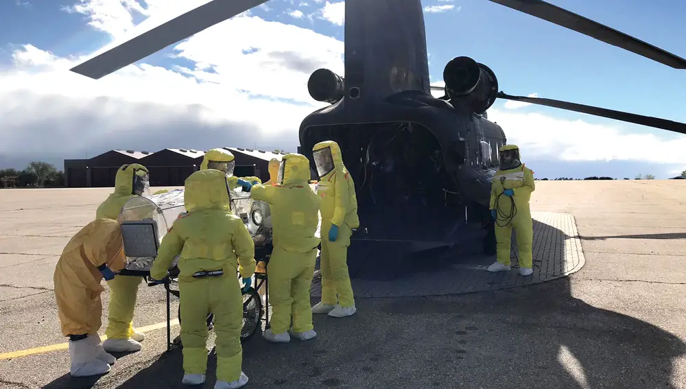 Efectivos del Ejército durante una aeroevacuación