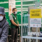 Una mujer con mascarilla a las puertas de un Mercadona el pasado lunes