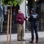 GRAFCVA3074. MURCIA, 16/03/2020.- Un agente de la policía local de Murcia informa a un hombre de que no se puede estar en la calle, debido al estado de alarma decretado por el gobierno, por la crisis del coronavirus, esta tarde en la Avenida Alfonso X de Murcia. EFE/Marcial Guillén