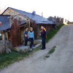Miembros de Protección Civil de la agrupación comarcal del Bierzo avisan del cierre de los albergues del Camino de Santiago a su paso por Foncebadón (León)