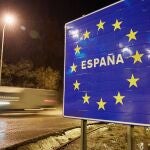 Un vehículo sale de la frontera española por la NII, este lunes en El Perthus (Francia).
