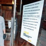 El encargado de la Panadería El Arco de León, Efrén Méndez, durante la jornada de alarma por el coronavirus