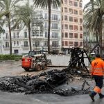 La falla Reino de Valencia-Duque de Calabria, una de las tres de la sección de Especial que, junto al monumento de la plaza del Ayuntamiento estaba previsto quemar "a puerta cerrada" ante la imposibilidad de desmontar la pieza que ya estaba plantada, ha amanecido quemada por un acto vandálico.