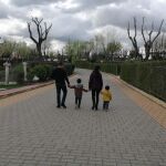 Juan Pablo Castro y su familia, ayer, en el complejo La Cigüeña, donde ocupan un bungalow