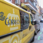 Un camión de reparto postal de Correos