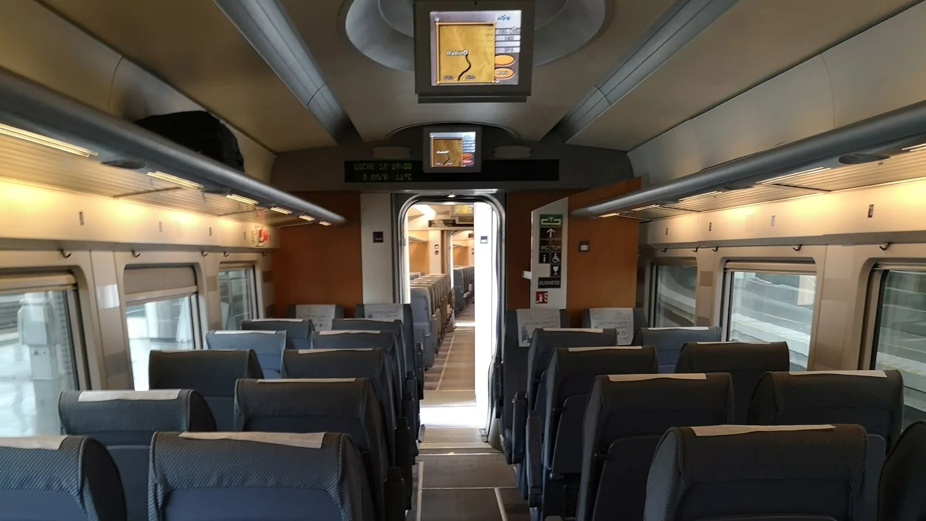 Vagón del AVE desierto