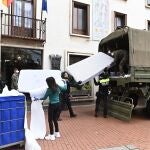 Soldados de la Brigada Paracaidista (Bripac) ayudados por otros policías y trabajadores, trasladan colchones desde un hotel del centro de Alcalá con destino al Hospital