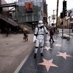 Un hombre disfrazado en el boulevard de Hollywood