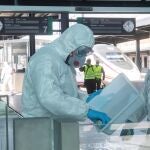 La Unidad Militar de Emergencias (UME) realiza labores de desinfección en la estación de trenes de Granada