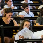 Estudiantes en el inicio de la Prueba de la EBAU (Selectividad) en la Facultad de Odontología de la UCM de Madrid
