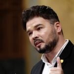 El portavoz de ERC, Gabriel Rufián, durante su réplica, este miércoles en el Congreso, tras la intervención del presidente del Gobierno, Pedro Sánchez, para explicar la declaración del estado de alarma y las medidas para paliar las consecuencias de la pandemia provocada por el coronavirus