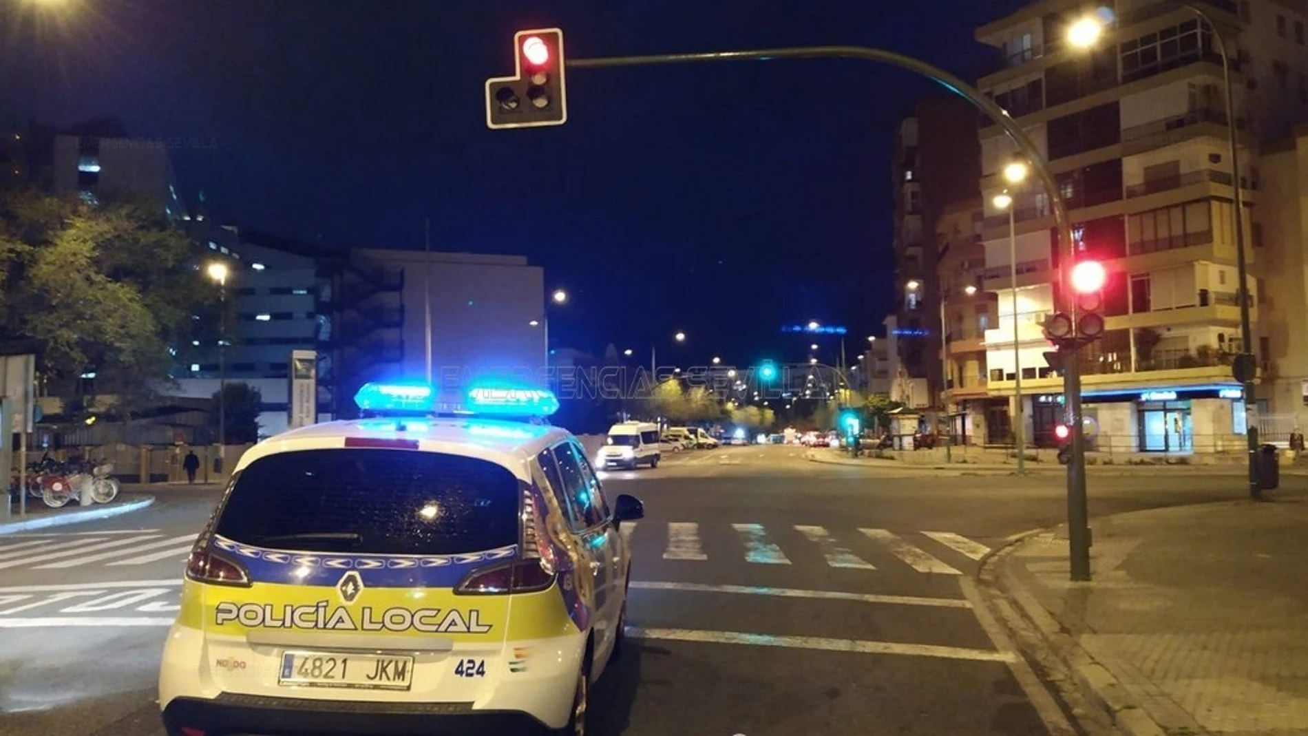 Sevilla.- Coronavirus.- Un coche de la Policía Local patrulla por el casco histórico emitiendo música procesional