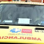 Una ambulancia sale de la residencia de ancianos en Madrid.