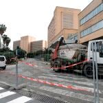 Operarios de Tragsa han comenzado las obras para rehabilitar un ala del antiguo hospital La Fe de València, donde estaba ubicada la escuela de enfermería, lo que permitirá en diez días tener 76 camas más disponibles ante la pandemia de coronavirus.EFE/ Juan Carlos Cárdenas