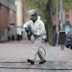 Operarios de limpieza desinfectan las calles