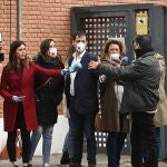 Varios periodistas entrevistan a un familiar de uno de los residentes a las puertas de la residencia de ancianos Monte Hermoso, en Madrid