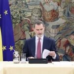 El Rey Felipe VI se reúne con el presidente del Gobierno, Pedro Sánchez, y el Comité de Gestión Técnica del Coronavirus en la Zarzuela el 18 de marzo de 2020.18 MARZO 2020Casa de S.M. el Rey18/03/2020