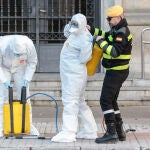 Miembros de la Unidad Militar de Emergencias (UME) desinfectan las calles en León