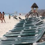 MEX7886. CANCÚN (MÉXICO), 18/03/2020.- Vista general de una playa del balneario de Cancún, en el estado de Quintana Roo (México). Las autoridades de los balnearios de Cancún y Cozumel, Caribe mexicano, dieron a conocer este miércoles medidas más estrictas para evitar el contagio de coronavirus entre la población del estado de Quintana Roo, cuyas zonas turísticas albergan más de 200.000 turistas. EFE/ Alonso Cupul