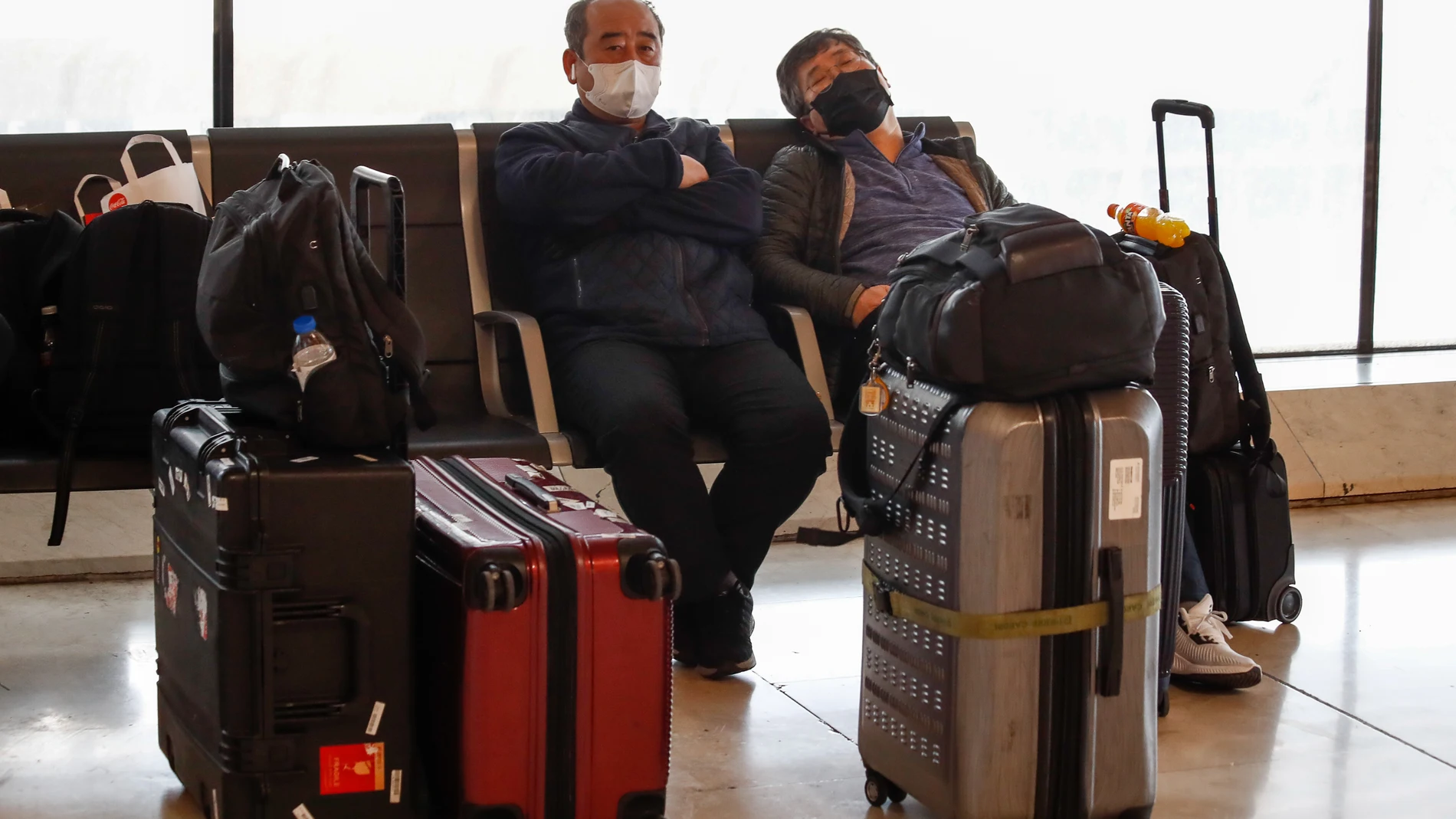 Efectivos de la UME desinfectan el Aeropuerto Adolfo Suárez Madrid-Barajas