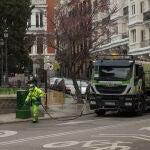 Trabajadores de la limpieza limpian a fondo las calles de la capital que amanece totalmente vacía durante el sexto día de confinamiento por coronavirus en el país, en Madrid, (España), a 20 de marzo de 2020.NEWS: SPAIN - CORONAVIRUS IN MADRIDCLEANING SERVICES WORK DURING SEVENTH DAY AFTER THE GOVERNMENT DECLARED THE STATE OF ALARM IN SPAIN AND RECOMMENDED PEOPLE TO STAY AT HOME TO FIGHT CORONAVIRUS COVID-19 ON MARCH 20;2020 IN MADRID;SPAINJoaquin Corchero / Europa Press20/03/2020
