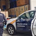 Fotografía facilitada por el dueño de una empresa de mudanzas de la localidad madrileña de Majadahonda, Agustín Arroyo, quien ha hallado en una de sus naves más de una decena de cajas en las que había en su interior miles de mascarillas y gafas protectoras, que donará al hospital Puerta de Hierro.