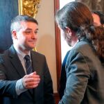 El líder de Unidas Podemos, Pablo Iglesias (d), saluda al jefe de Gabinete de Presidencia, Iván Redondo