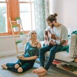 Estas son las 7 canciones (de estreno este viernes) que te subirán el ánimo al instante.