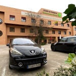 Vehículos particulares a las puertas de la Residencia de mayores DomusVi Alcalá de Henares, uno de los centros de ancianos que desinfectará la Unidad Militar de Emergencias (UME) del Ejército en los próximos días dentro de la operación Balmis para combatir el coronavirus durante el estado de alarma, en Alcalá de Henares (Madrid), a 20 de marzo de 2020.20/03/2020;OPERACIÓN BALMIS;EJÉRCITO;CORONAVIRUS;ESTADO DE ALARMA;COVID-19;UME;PANDEMIA;CRISIS;ENFERMEDADEduardo Parra / Europa Press20/03/2020