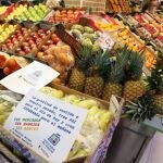 Una galería de alimentación regala fruta fresca al personal sanitario del hospital de la Paz como agradecimiento al trabajo realizado por la crisis sanitaria del coronavirus.