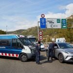 Los Mossos d'Esquadra realizan un control de vehículos, en el peaje de Sitges , para velar por el cumplimiento del confinamiento
